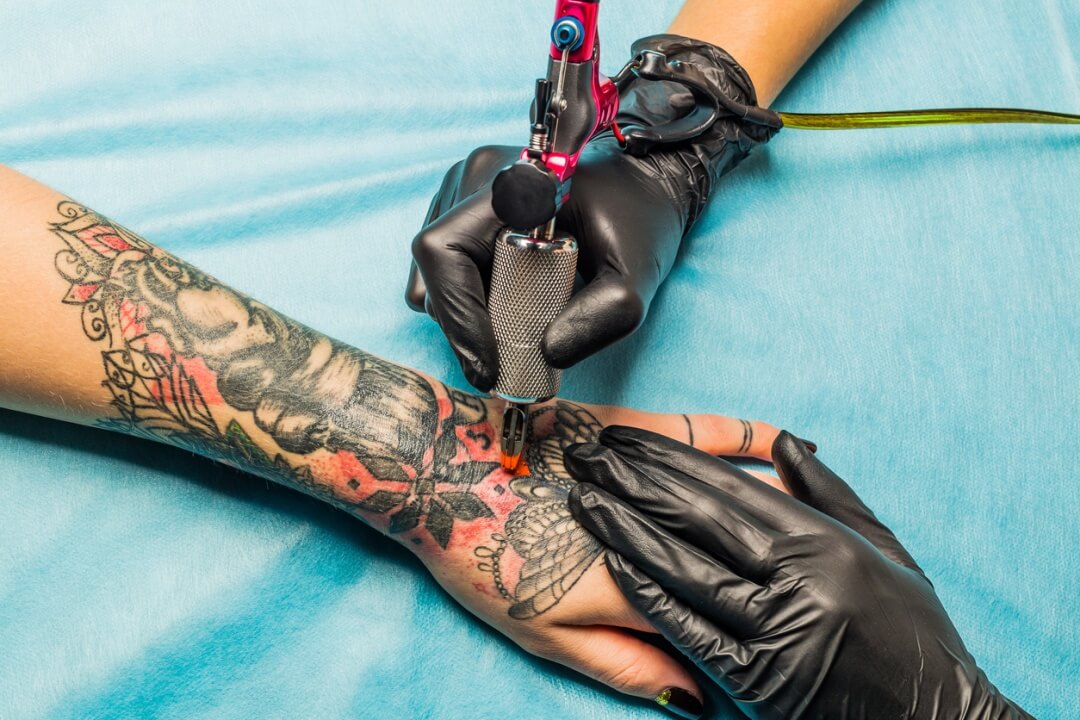Tintas, desenhos e marketing digital: tudo o que seu negócio de tatuagem precisa