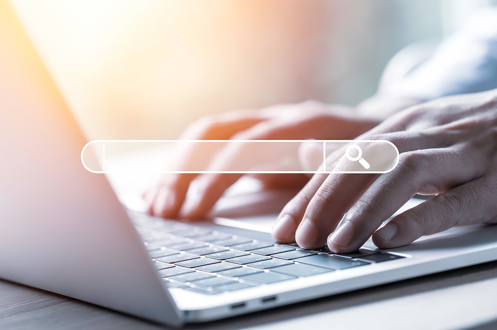 confira-os-beneficios-de-investir-na-usabilidade-do-seu-site homem digitando em um notebook