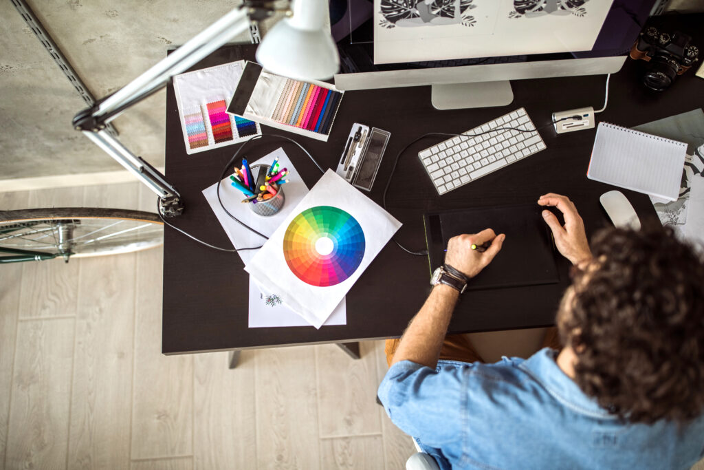 como-promover-seu-site-por-meio-do-growth-driven-design homem trabalhando em um computador
