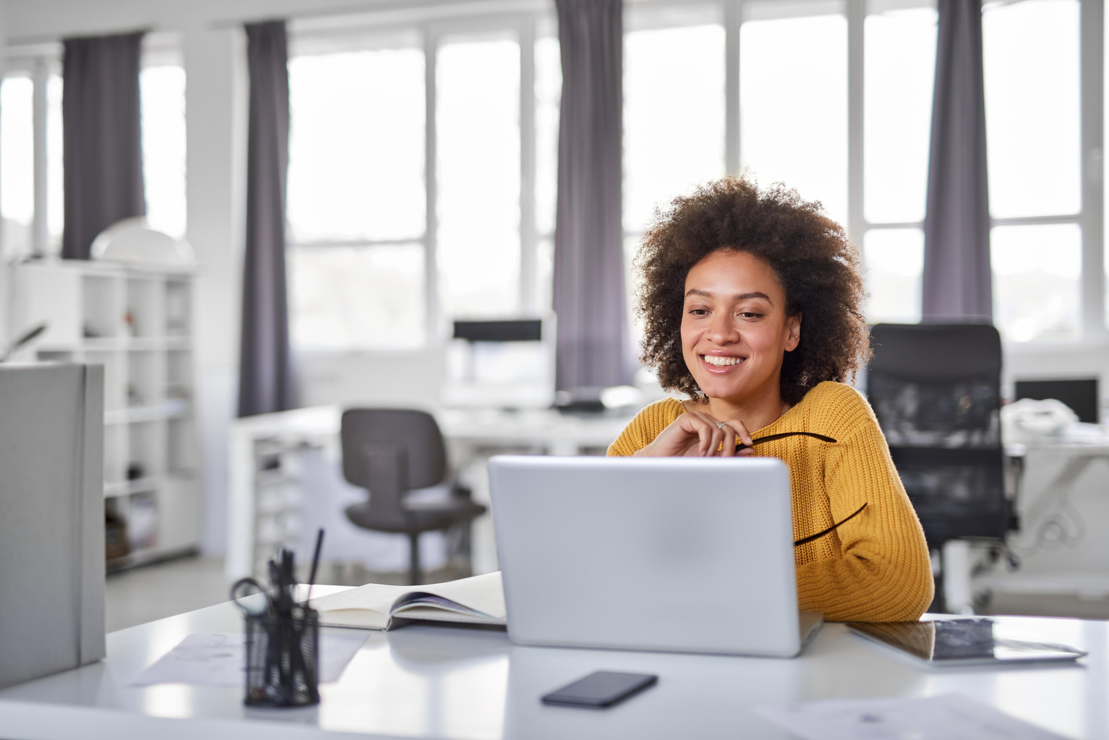 como-gerar-com-sucesso-uma-estrategia-de-marketing-de-conteudo pessoa no computador