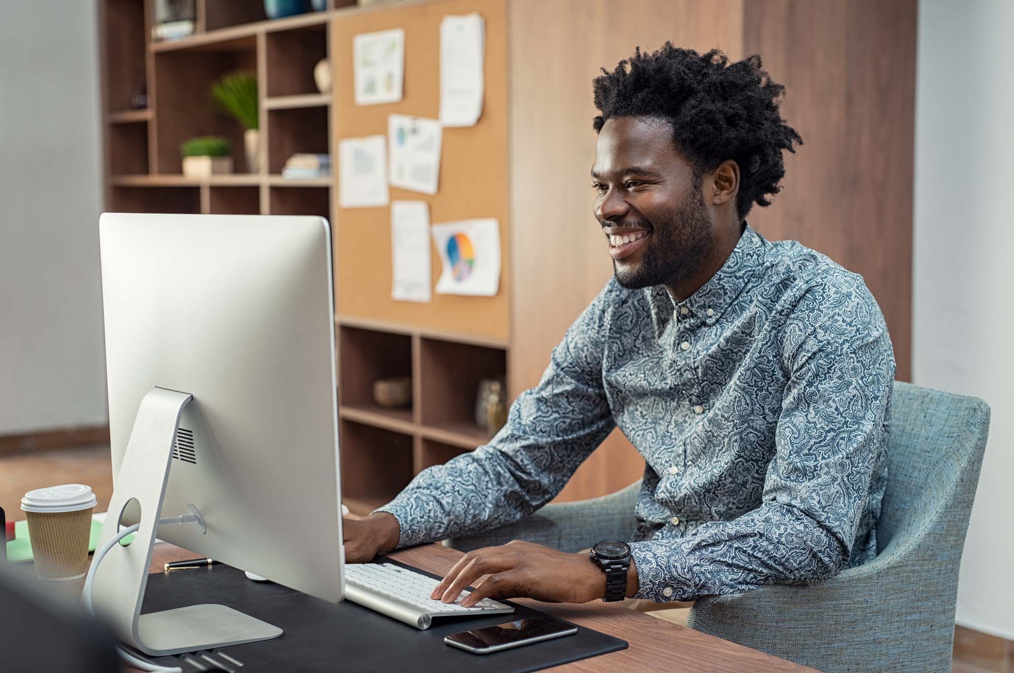 homem afrodescendente no computador