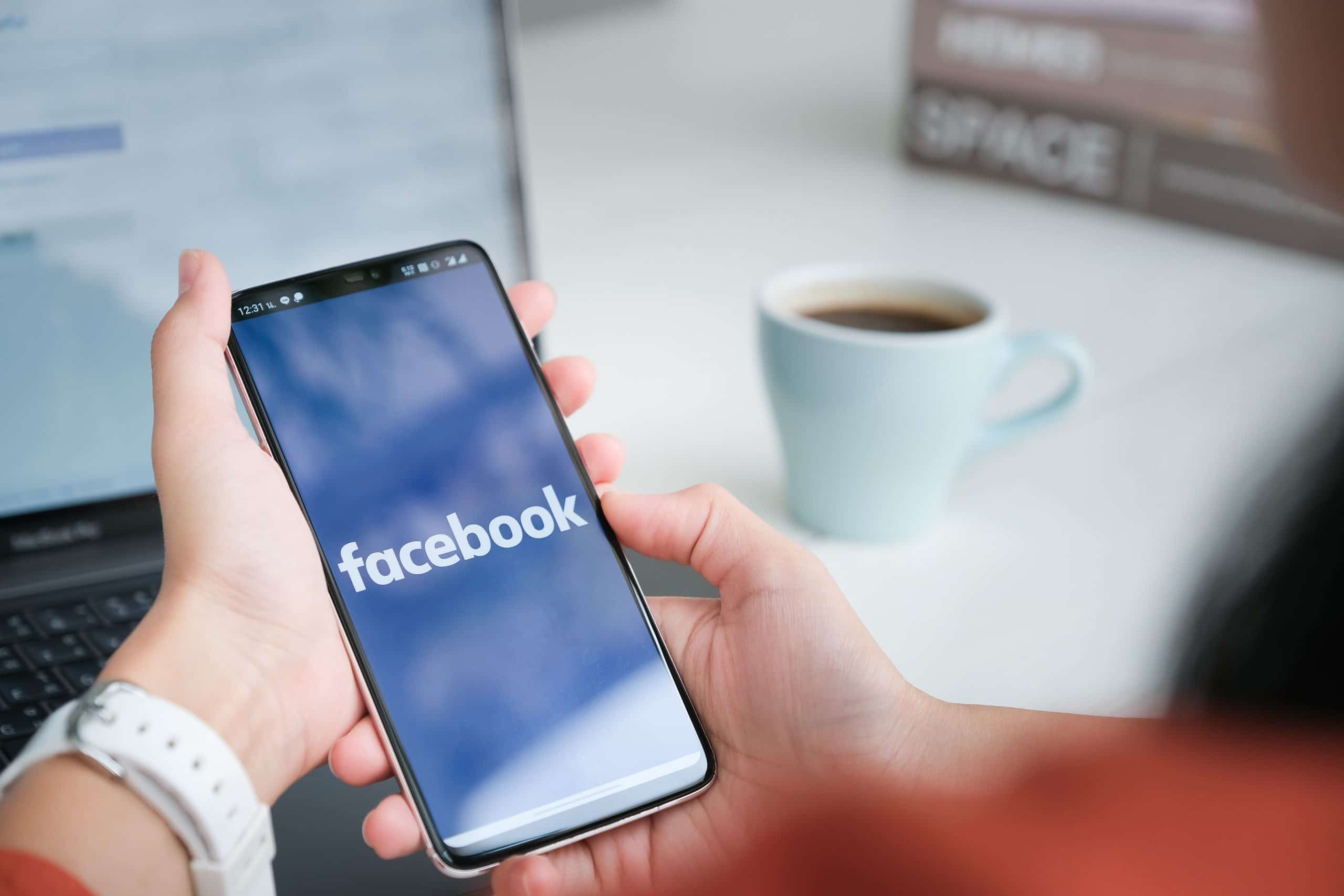 descubra-quais-ferramentas-do-facebook-sao-mais-relevantes-para-sua-empresa mulher mexendo no facebook pelo celular