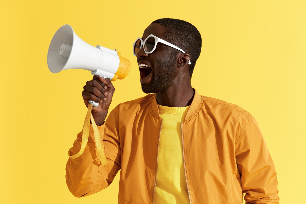 homem afrodescendente com megafone