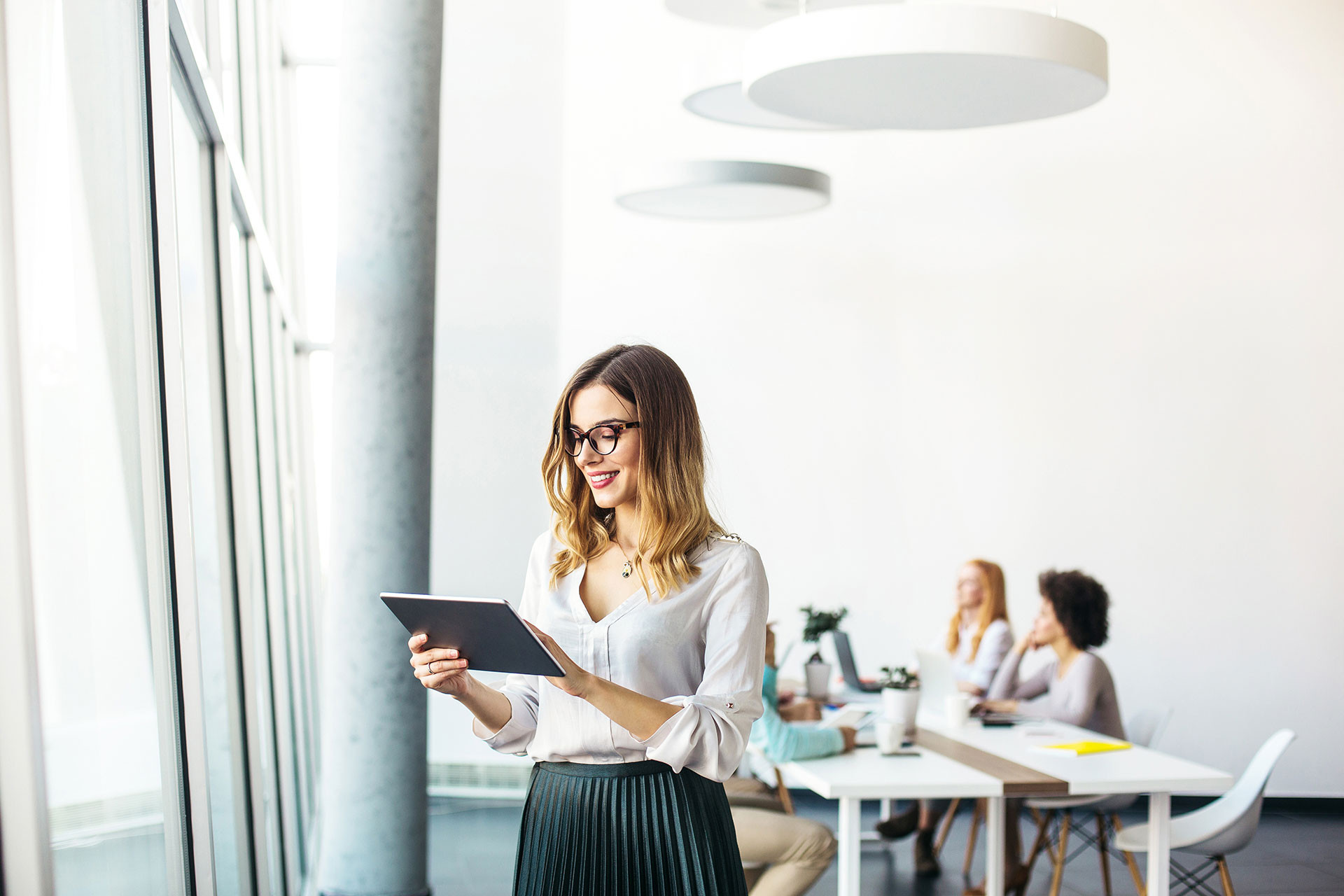 mulher com tablet na empresa