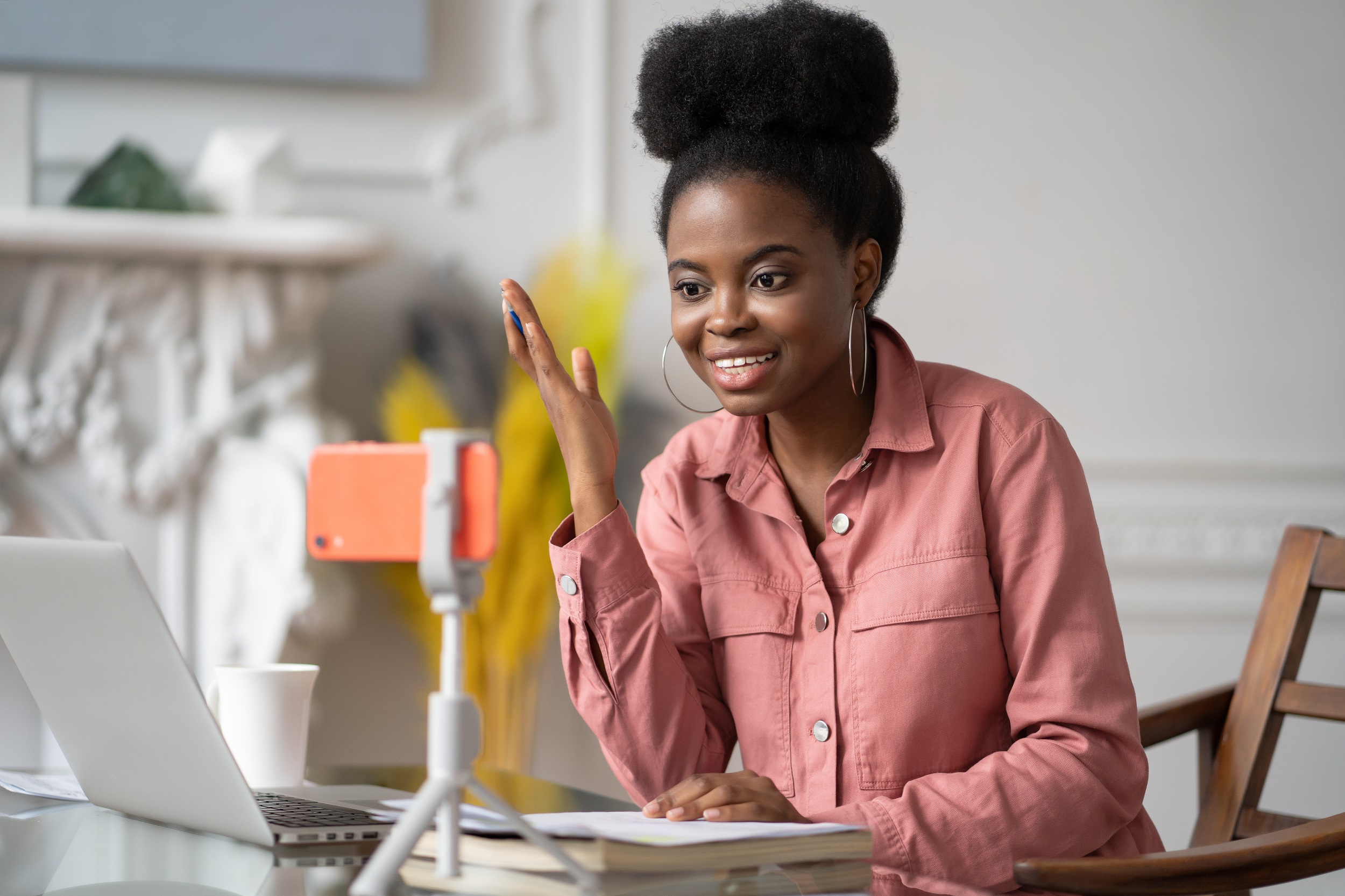 saiba-como-personalidades-influentes-na-internet-podem-potencializar-sua-vendas mulher afrodescendente influenciadora digital