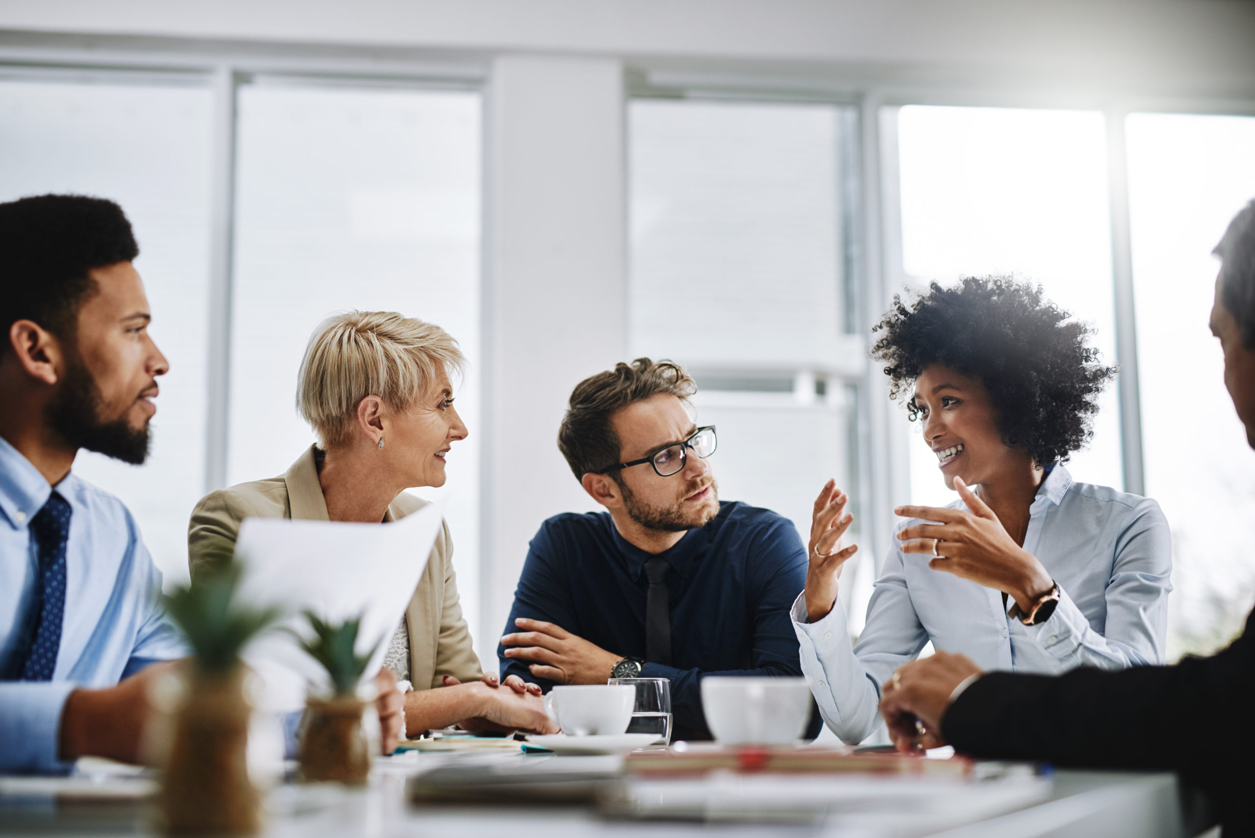 grupos de pessoas em reunião