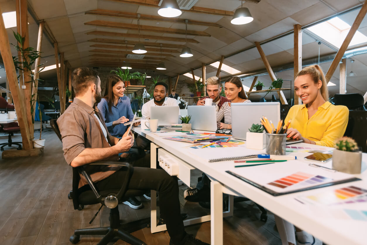 saiba-quais-as-funcoes-de-uma-agencia-de-marketing-digital pessoas reunidas em uma agência