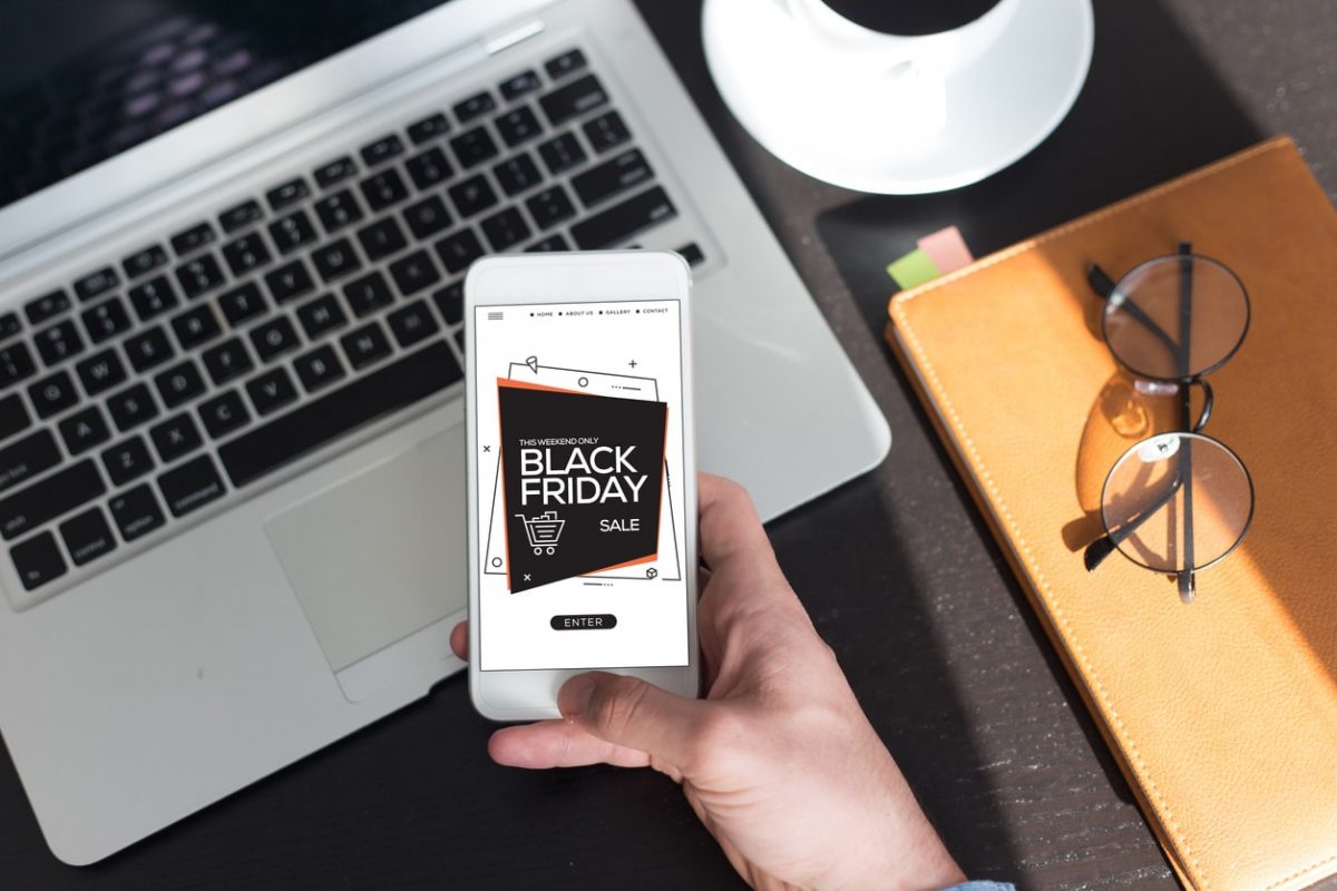 dicas-para-nao-cair-em-armadilhas-de-black-friday-no-instagram Celular com as escrita black friday na tela