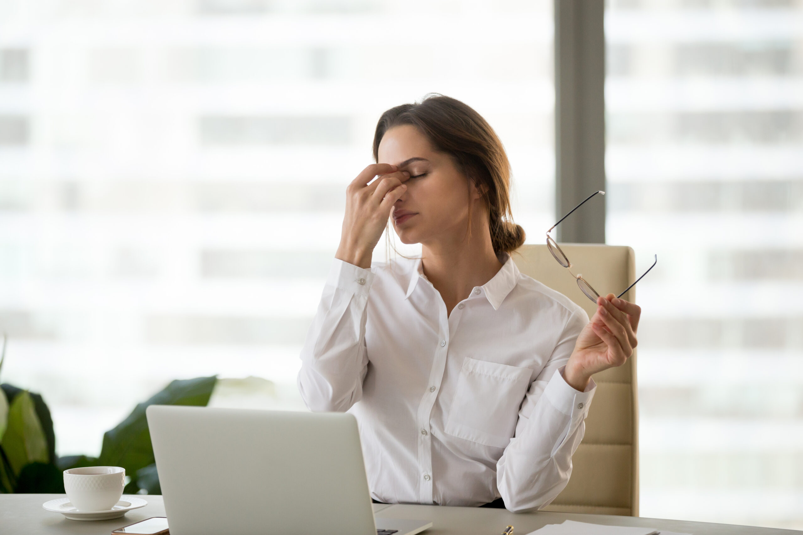 confira-quais-pop-ups-de-programa-irritam-os-consumidores-e-devem-ser-evitados mulher irritada navegando no computador