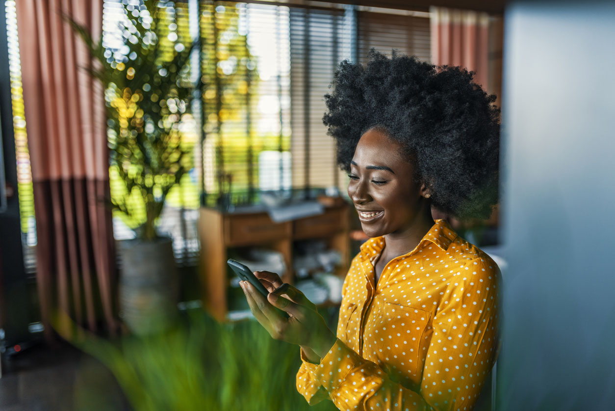 mulher afrodescendente mexendo no celular