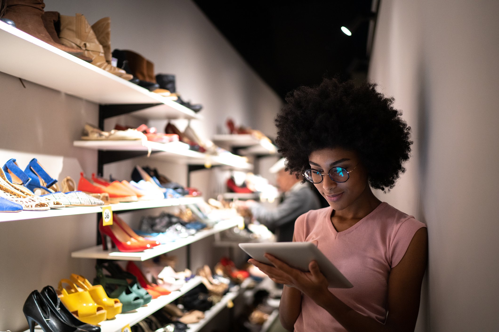 veja-as-vantagens-do-marketing-para-suas-vendas-digitais mulher em loja mexendo no tablet