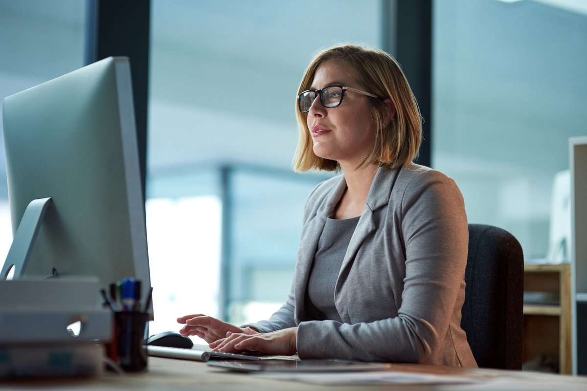 mulher empresária no computador