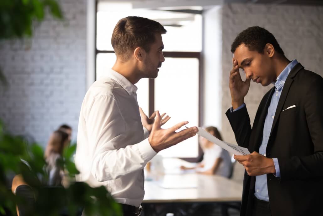como-inimigos-do-seu-negocio-podem-se-tornar-um-desafio pessoas discutindo no trabalho