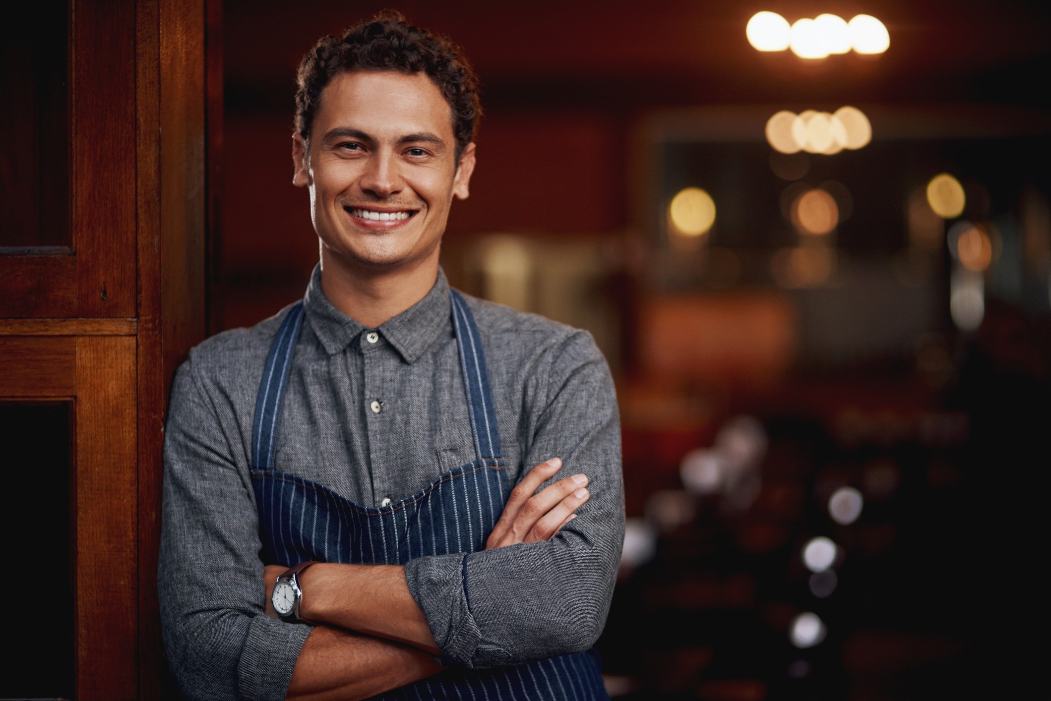 empresário sorrindo na frente do seu empreendimento 