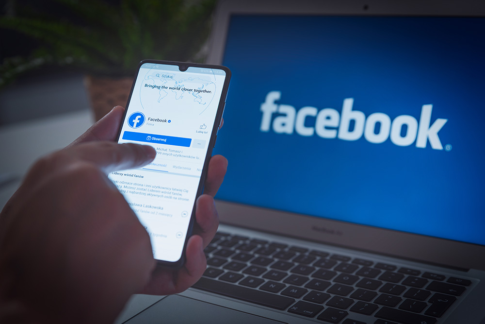 potencialize-seu-negocio-com-o-facebook-ads.jpg logo do facebook celular e computador