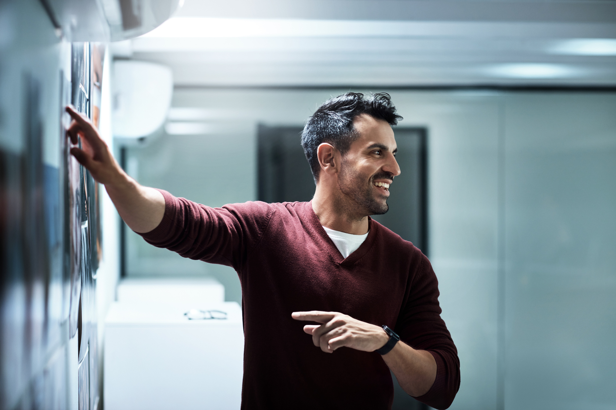 homem fazendo uma apresentação no trabalho 