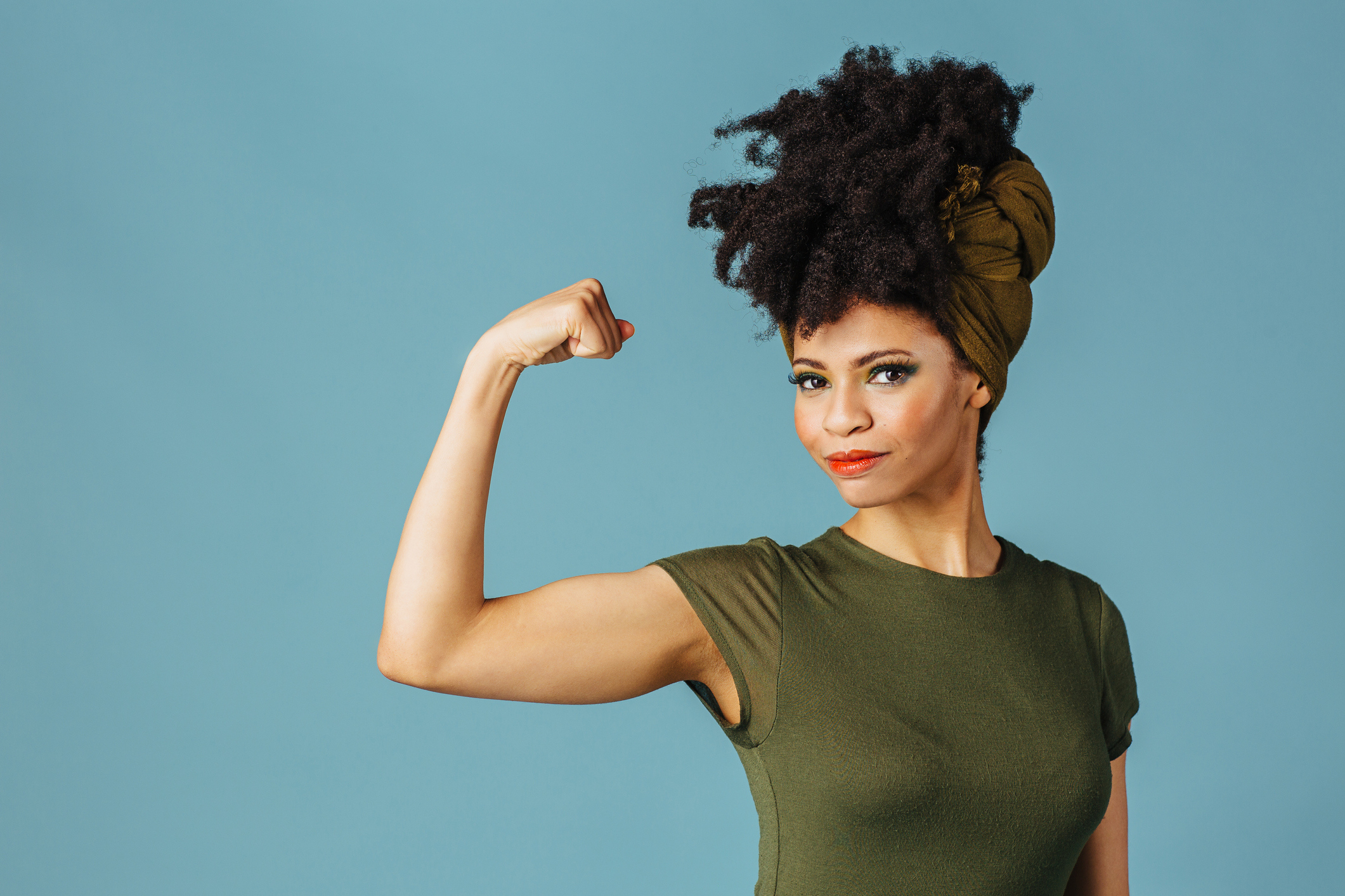 confira-como-o-empoderamento-feminino-influencia-no-marketing Retrato de uma mulher mostrando sua força