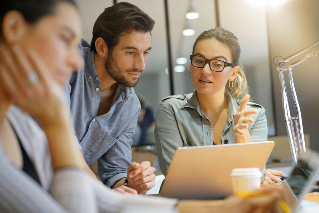 Pessoas discutindo uma estratégia de marketing