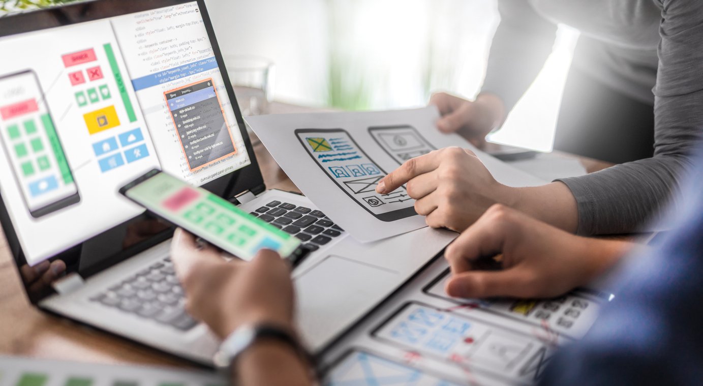conheca-beneficios-de-otimizar-o-seu-site pessoas arrumando o website para uma melhor experiência do usuário
