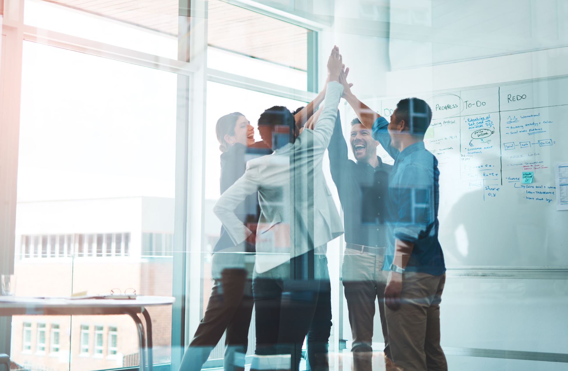confira-dicas-para-tornar-sua-estrategia-de-marketing-um-sucesso.jpg Grupo de pessoas comemorando o sucesso