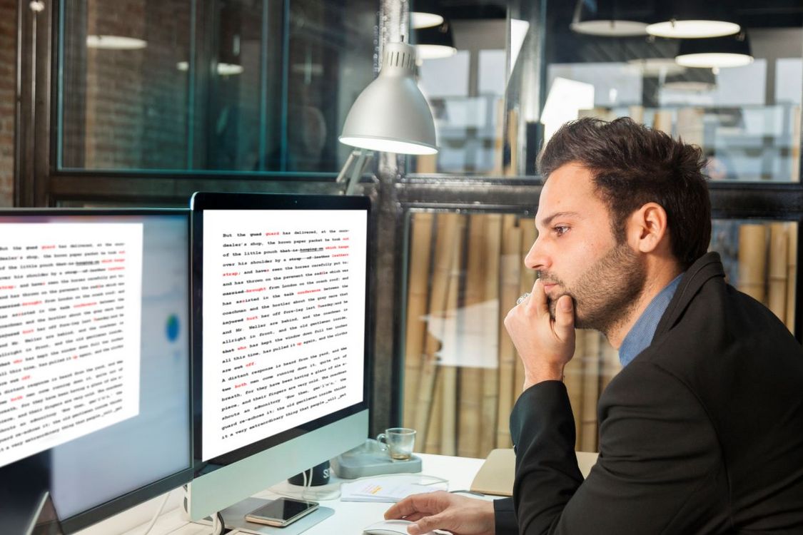 homem olhando escrita do computador 