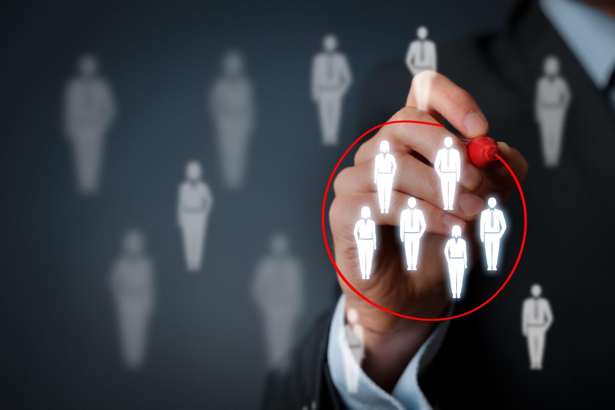 persona-no-marketing-digital-entenda-como-identificar-o-publico-alvo homem circulando um grupo de pessoas