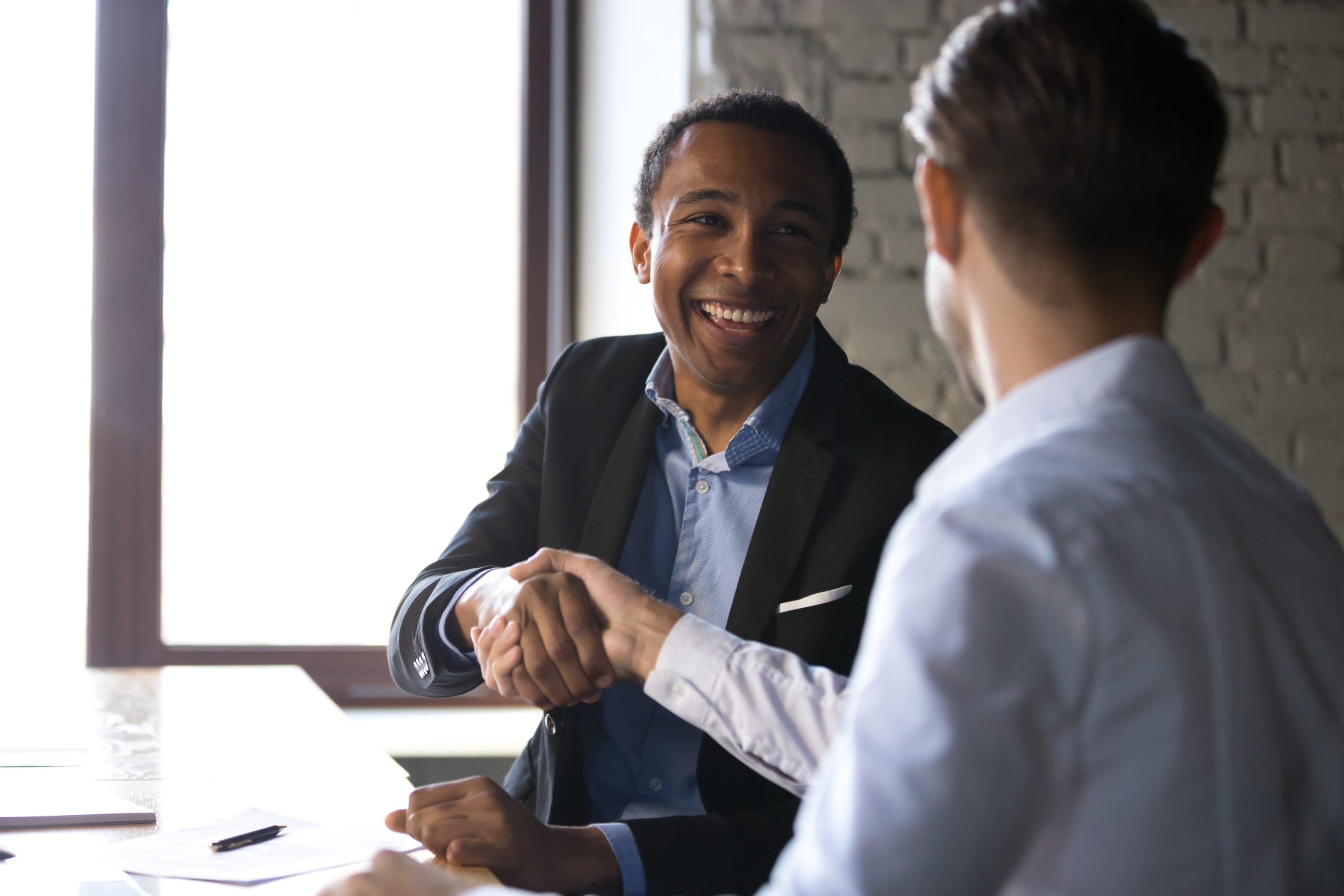 empresário e cliente apertando as mãos