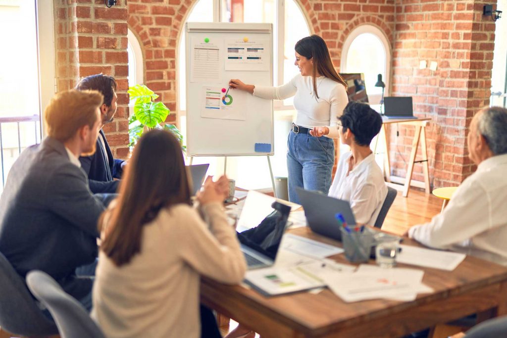 Orientação de marketing: equipe reunida para discutir estratégias