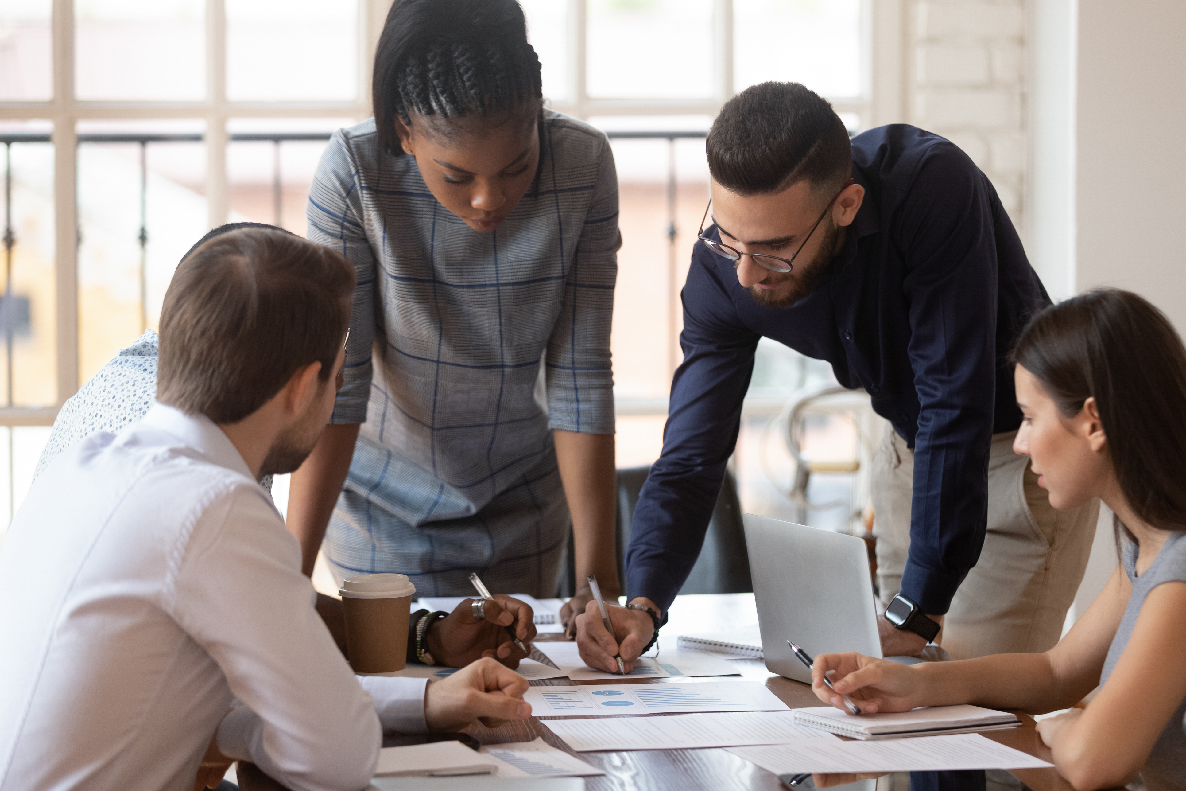 equipe reunida definindo metas de marketing