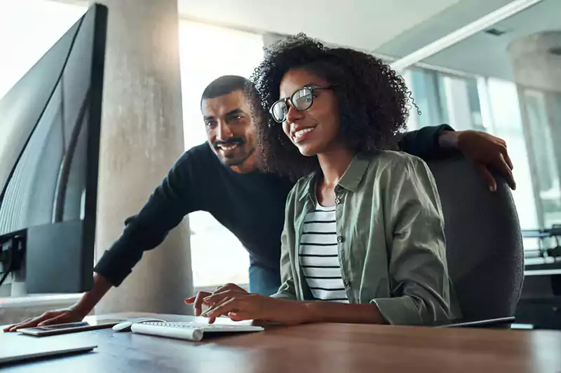 equipe fazendo estratégias com o bing ads no computador