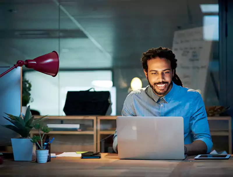 homem elaborando estratégias de native ads no computador