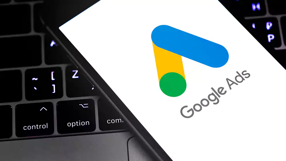 Celular com a logo do Google adwords
