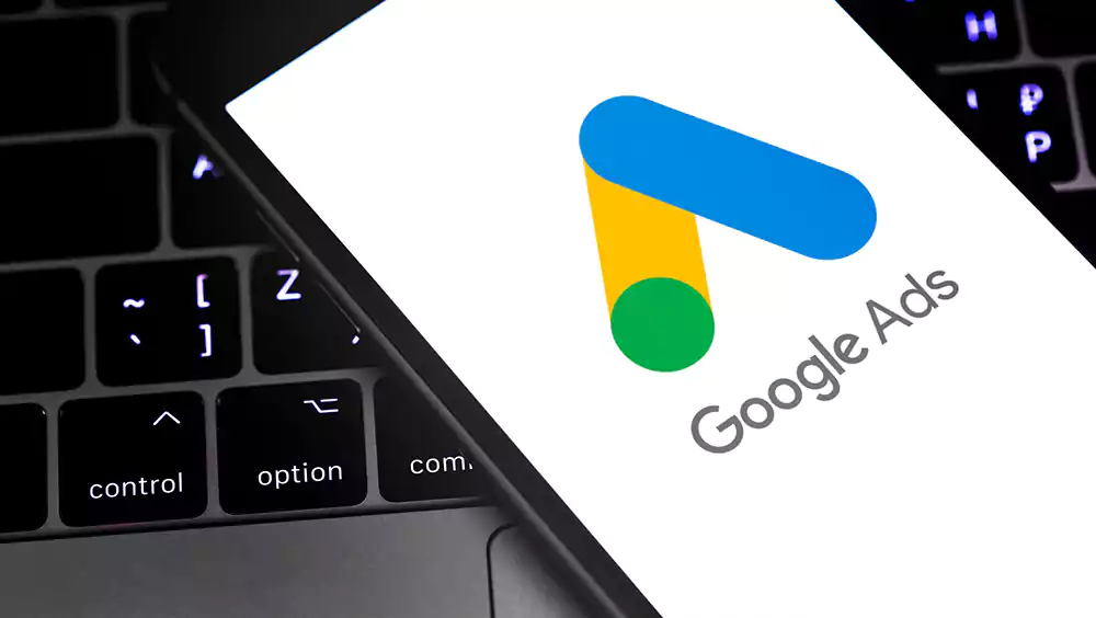 google-adwords-confira-as-vantagens-dessa-ferramenta Celular com a logo do Google adwords