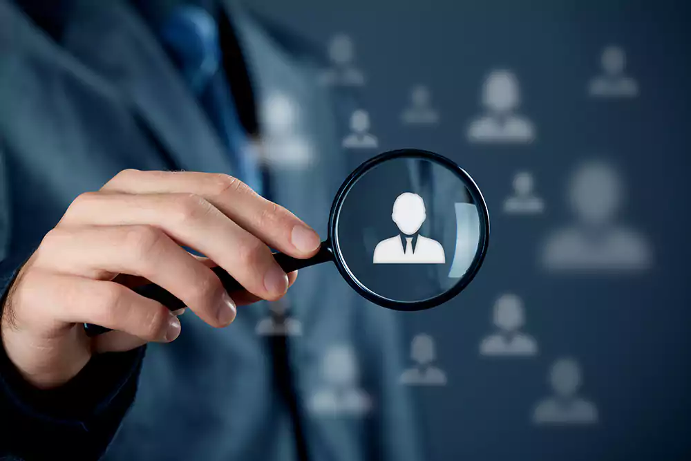 planejamento-e-publico-alvo-confira-dicas-para-se-destacar-na-internet homem com lupa focando no ícone de uma pessoa