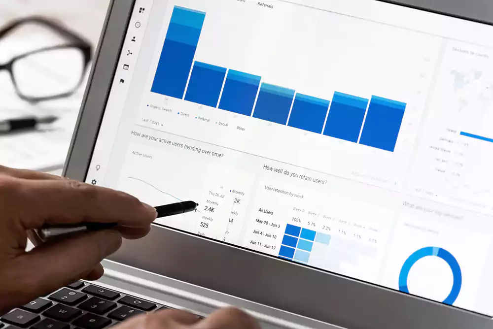 saiba-como-funciona-o-google-analytics pessoa analisando dados no google analytics