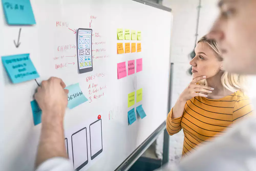 o-que-e-accelerated-mobile-pages-amp homem e mulher planejando o design do page pro celular