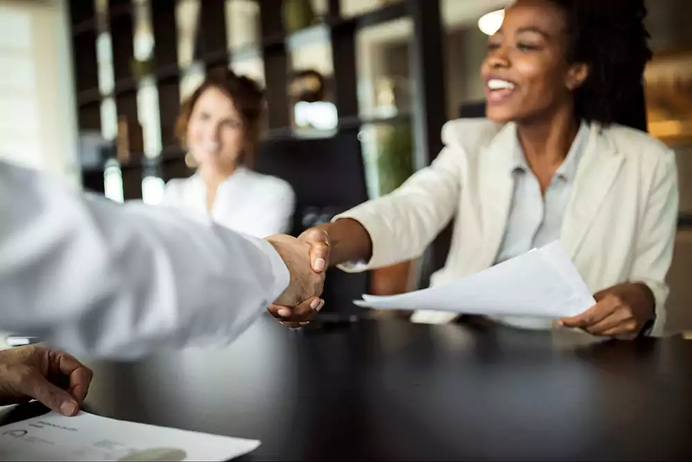 empresário e cliente apertando as mãos