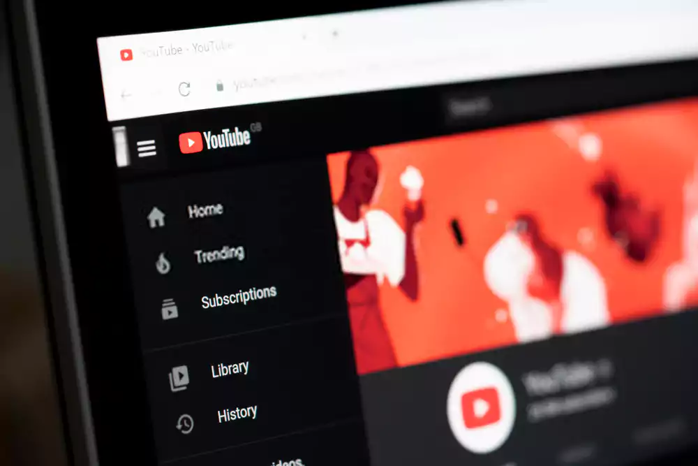 canal do youtube aberto no computador 