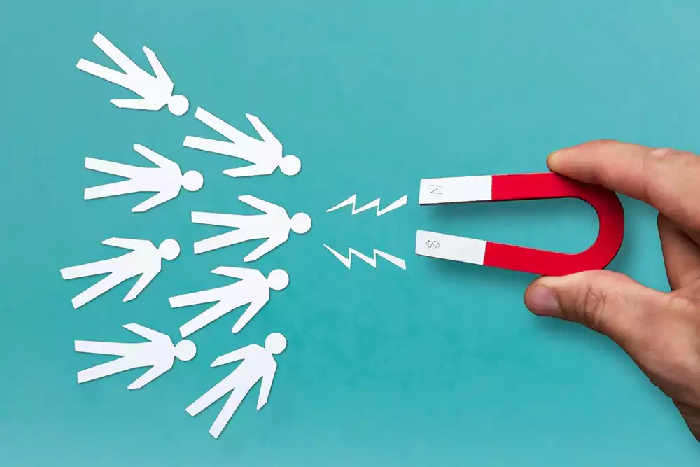 como-atrair-clientes-para-o-seu-negocio-fisico-e-digital ímã atraindo pessoas