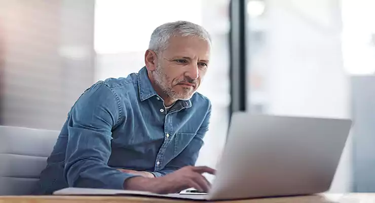 como-funciona-o-anuncio-do-google homem de negócio mais velho olhando o computador