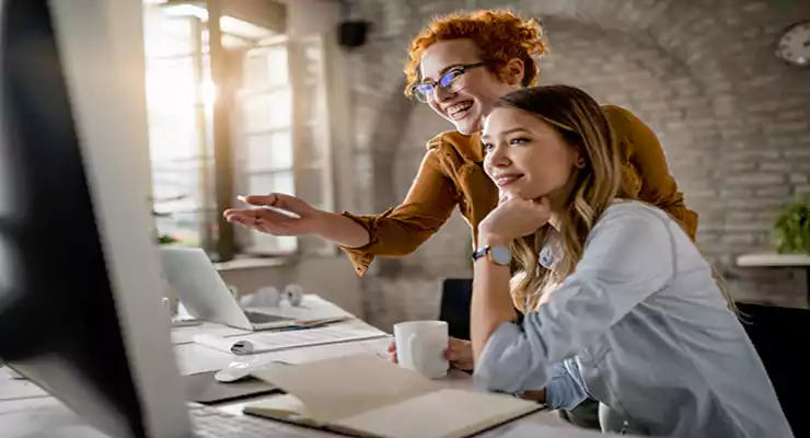 saiba-como-um-blog-ajuda-na-geracao-de-leads duas mulheres olhando o blog da empresa