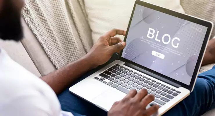 como-o-marketing-de-conteudo-pode-salvar-o-seu-negocio homem olhando o blog da empresa