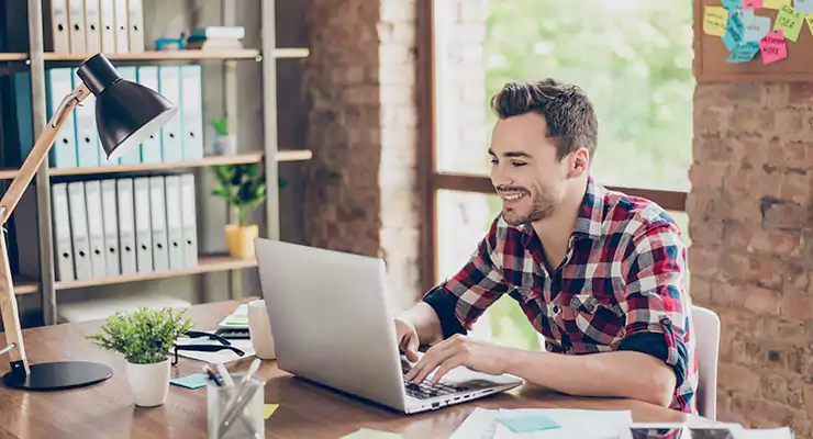 -motivos-para-investir-em-marketing-de-conteudo homem trabalhando com marketing de conteúdo em seu notebook