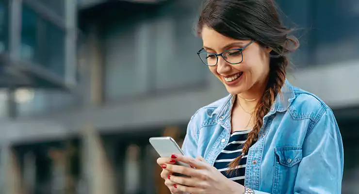 mulher jovem mexendo no instagram pelo celular