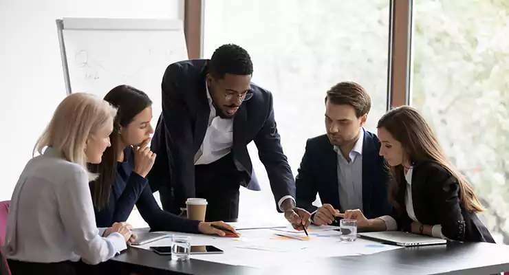 entenda-o-papel-do-briefing-de-marketing empresário e colaboradores reunidos para discutir estratégias de marketing