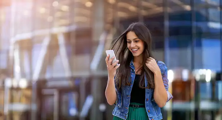 marketing-no-instagram-dicas-incriveis mulher mexendo no instagram pelo celular
