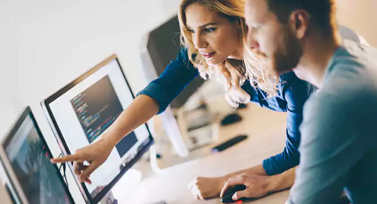 homem e mulher olhando para a tela do computador