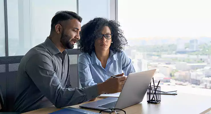 como-o-seo-pode-te-colocar-na-primeira-pagina-do-google dupla de colaboradores elaborando estratégia de SEO