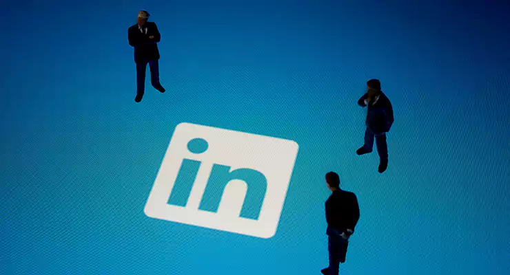 empresários reunidos ao redor da logo do LinkedIn