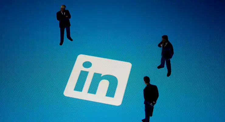 -motivos-para-fazer-uma-pagina-no-linkedin empresários reunidos ao redor da logo do LinkedIn